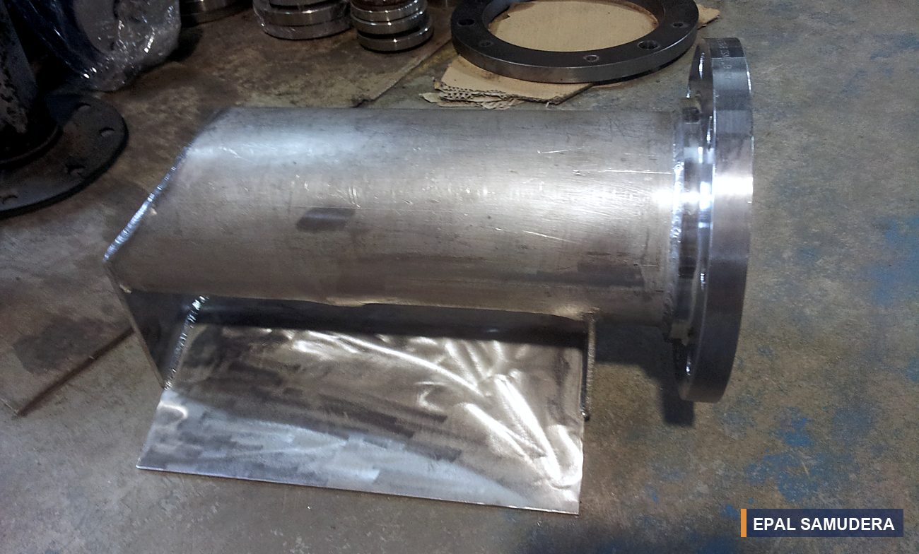 Inlet distributor with flanged nozzle