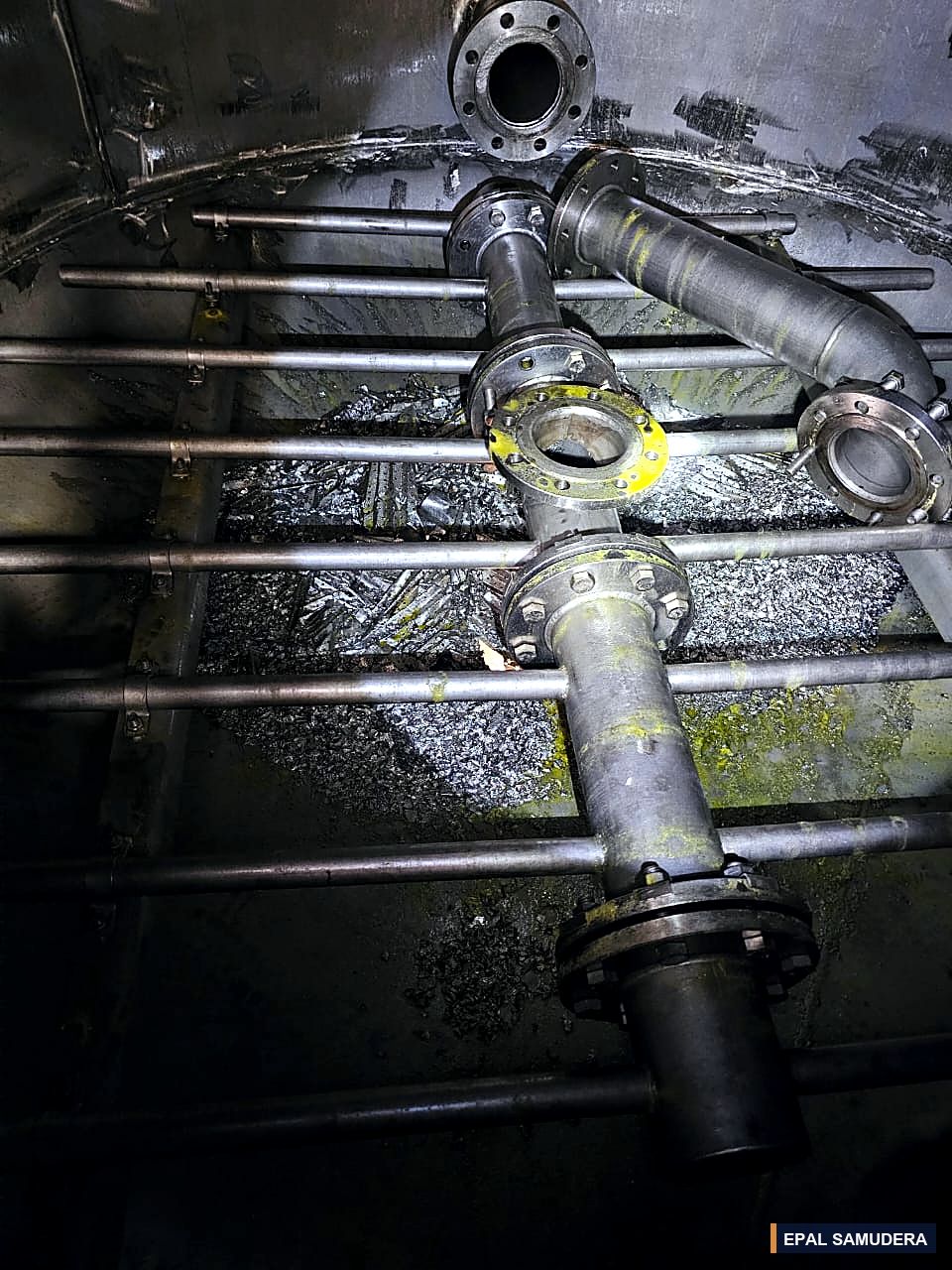 Pipe distributor installed above the bed